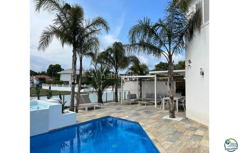 Foto 4a3f8c95-90e4-4368-b150-8c123fad658b. Casa hermosa casa moderna con piscina y amarre cerca de la playa, sala de estar de 99 m2 en Empuriabrava