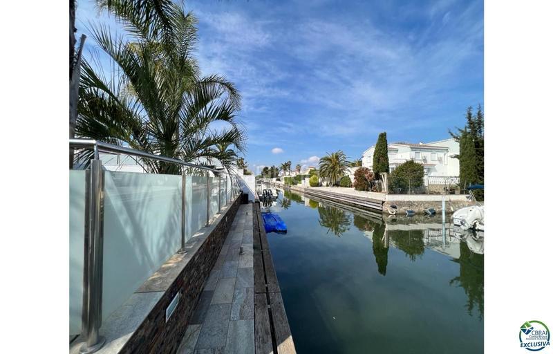 Foto 66c0efc6-8a85-4e6d-beaa-3928f71d57ea. Casa hermosa casa moderna con piscina y amarre cerca de la playa, sala de estar de 99 m2 en Empuriabrava