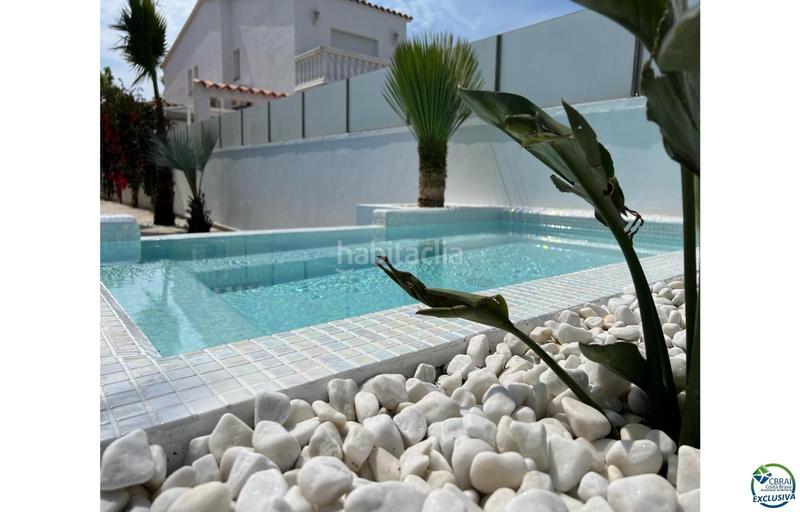 Foto b4548c97-08a4-4c81-a62d-de05fd371779. Casa hermosa casa moderna con piscina y amarre cerca de la playa, sala de estar de 99 m2 en Empuriabrava