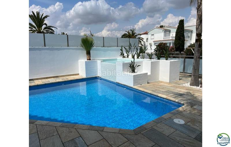 Foto b49f1b98-2f46-4a2b-a8d1-dd00d155083c. Casa hermosa casa moderna con piscina y amarre cerca de la playa, sala de estar de 99 m2 en Empuriabrava