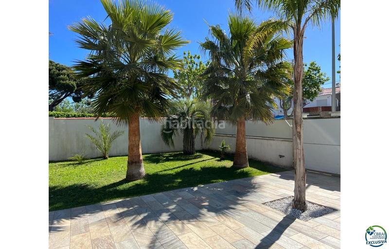 Foto c8894e88-eaf5-42d9-b040-bace50d2651b. Casa hermosa casa moderna con piscina y amarre cerca de la playa, sala de estar de 99 m2 en Empuriabrava