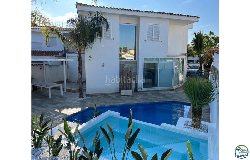 Foto ce75e41a-dfb9-4ec0-89f0-4fd3ba060501. Casa hermosa casa moderna con piscina y amarre cerca de la playa, sala de estar de 99 m2 en Empuriabrava