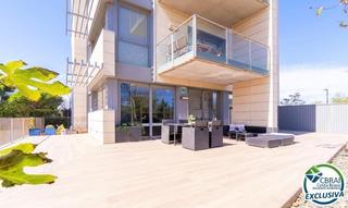 Apartamento en Clot dels franquets 54. Planta baja de 3 dormitorios con 224 m2 de terraza y jardín a 20