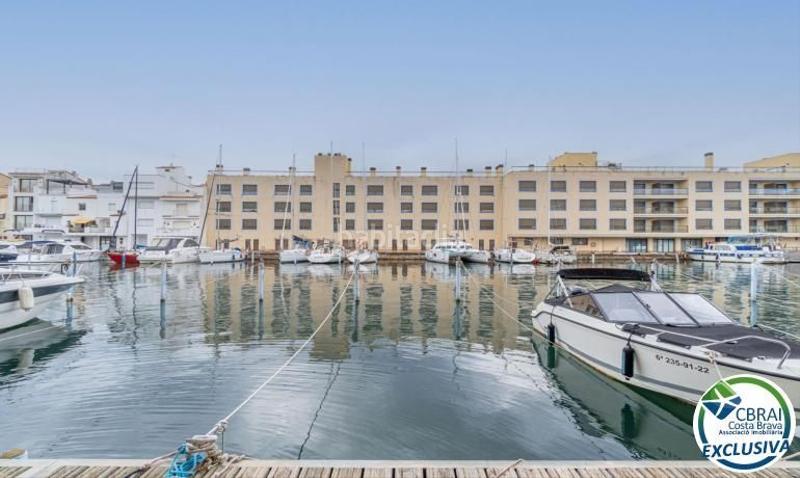 Foto 70341794-4c49-4273-aae8-76f8061fb907. Apartamento port moxó apartamento con vistas al canal, amarre para velero y parking exterior privado en Empuriabrava