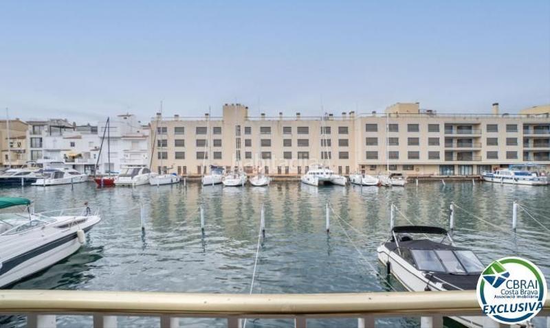 Foto 92b2efbb-40c4-4f93-9f2a-58574e41668f. Apartamento port moxó apartamento con vistas al canal, amarre para velero y parking exterior privado en Empuriabrava