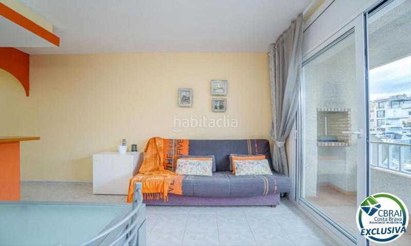 Foto bbe0c917-7477-43b8-b97b-516d85bba878. Apartamento port moxó apartamento con vistas al canal, amarre para velero y parking exterior privado en Empuriabrava