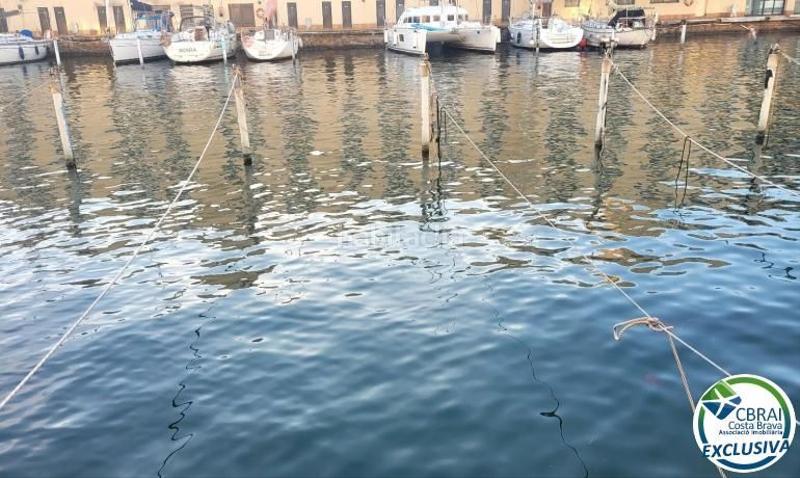 Foto f60b9864-e0bf-402f-a487-ac13fd3470ef. Apartamento port moxó apartamento con vistas al canal, amarre para velero y parking exterior privado en Empuriabrava