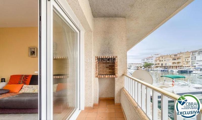 Foto f8318092-22d7-423b-bc30-57a699f3419b. Apartamento port moxó apartamento con vistas al canal, amarre para velero y parking exterior privado en Empuriabrava