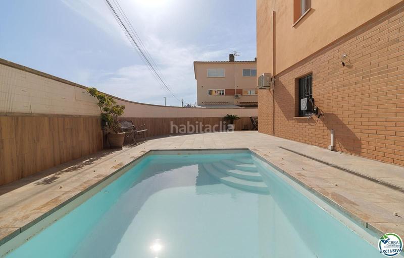 Foto a62425f9-35d7-4c5a-b73b-504c28d94ae5. Casa adosada casa con piscina en puigmal, 4 habitaciones, y ubicación ideal. en Empuriabrava