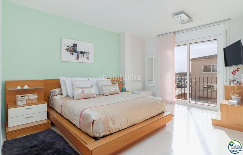Foto f38cc563-7bfb-4dd3-b277-903ffbfe0d21. Casa adosada casa con piscina en puigmal, 4 habitaciones, y ubicación ideal. en Empuriabrava