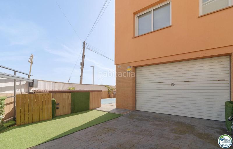 Foto f94194e3-ddd1-4bc8-a70d-76484fb21a33. Casa adosada casa con piscina en puigmal, 4 habitaciones, y ubicación ideal. en Empuriabrava