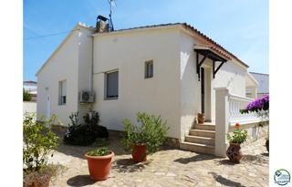 Casa  Montgri. Encantadora y moderna casa de un solo nivel con gran terreno y p