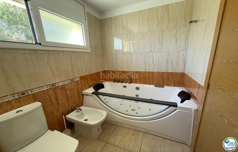 Foto a2f0112a-dacb-46c4-a1a8-b5236c319e7a. Casa magnifico xalet con vistas al mar, 253 m2 construidos, 608 m2 de parcela en Roses
