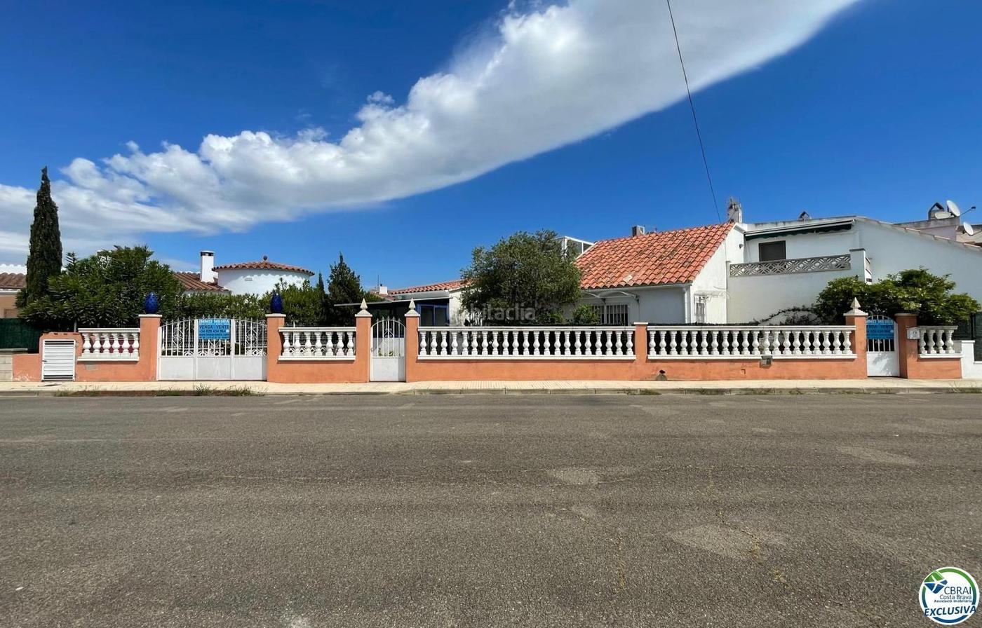 Casa de 3 dormitorios, 3 baos y terrazas en zona tranquila cerc Palau-saverdera