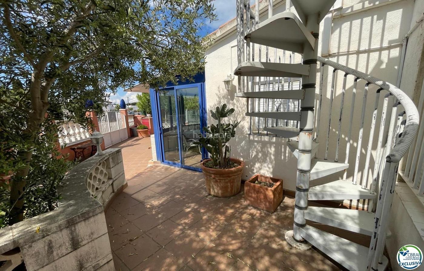 Casa de 3 dormitorios, 3 baos y terrazas en zona tranquila cerc Palau-saverdera