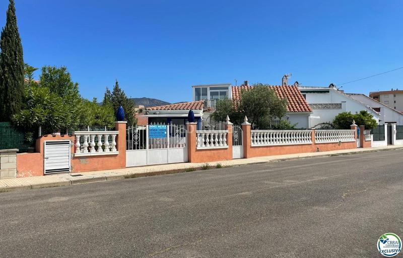 Foto 8479b5ce-27bd-4c56-ade1-4c1df32678f6. Casa  de 3 dormitorios, 3 baños y terrazas en zona tranquila cerca de la playa. en Palau-saverdera