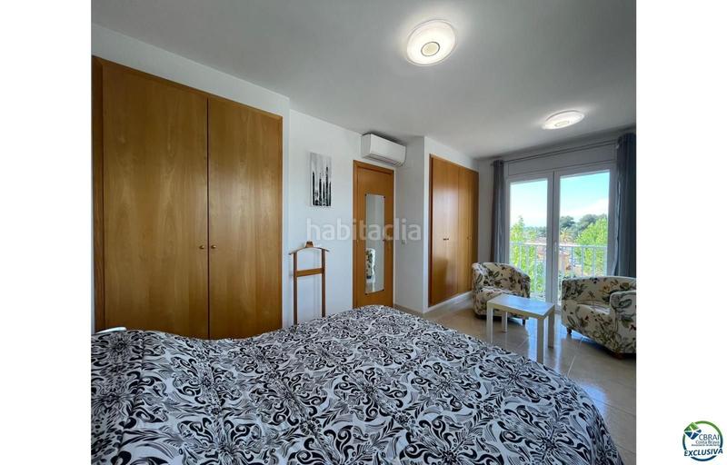 Foto 3e8458f5-e465-4cd2-904d-aea5bf0eb4e4. Apartamento atico en venta 2 habitaciones gran terraza y parking subterraneo. en Empuriabrava