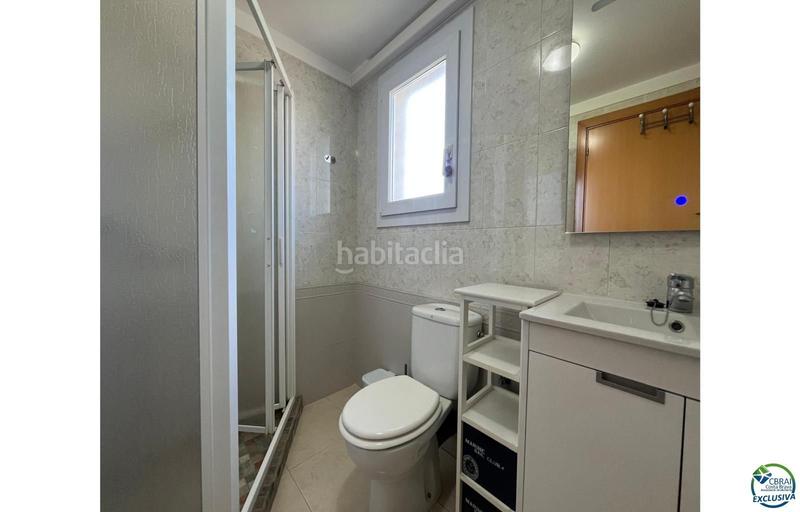 Foto 3eec8d16-102a-45d1-a7f9-45bad502c8ad. Apartamento atico en venta 2 habitaciones gran terraza y parking subterraneo. en Empuriabrava