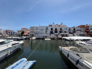 Casa adossada a Port empuries 64. Casa de pescador nueva con amarre y garaje