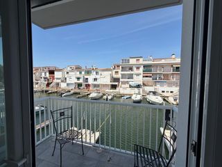 Casa adossada a Port empuries 64. Casa de pescador nueva con amarre y garaje