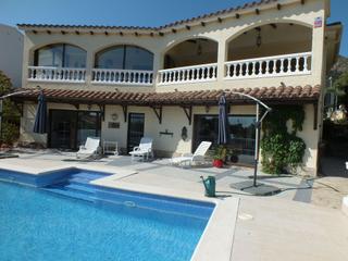 House  Andalusia. Villa de 2 plantas con piscina en mas fumats, roses