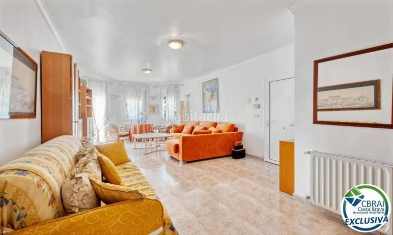 Foto 0645293a-e9cd-4248-82bd-18b59bed6485. Casa mas nou amplia casa con 5 dormitorios, garaje privado, jardín, terrazas y relajante jacuzzi en Empuriabrava