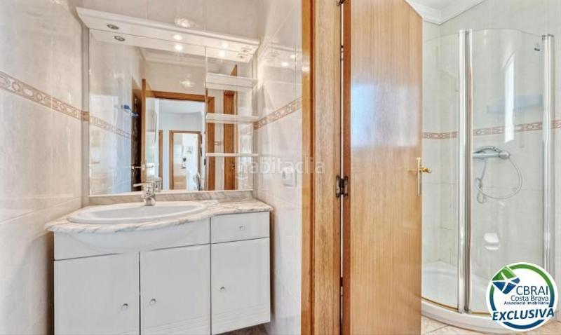 Foto 0a376724-d9f4-4ff0-9041-c932dbafbd0a. Casa mas nou amplia casa con 5 dormitorios, garaje privado, jardín, terrazas y relajante jacuzzi en Empuriabrava