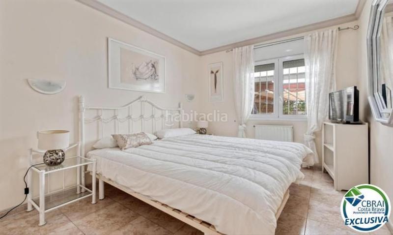 Foto 140e4455-e90e-4faf-bdf2-9e7091d2d5a4. Casa mas nou amplia casa con 5 dormitorios, garaje privado, jardín, terrazas y relajante jacuzzi en Empuriabrava