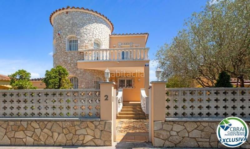Foto 46b28010-cf20-4446-ba57-c61171d6fc7f. Casa mas nou amplia casa con 5 dormitorios, garaje privado, jardín, terrazas y relajante jacuzzi en Empuriabrava