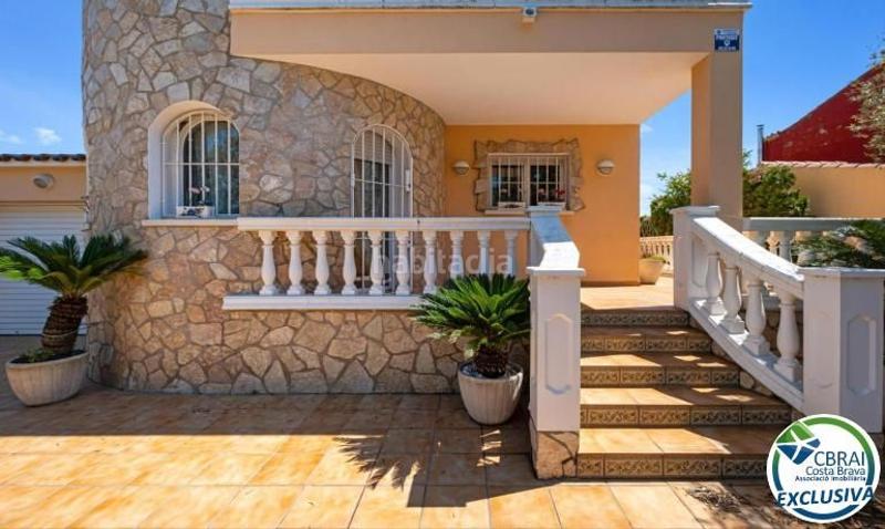Foto 5b50eec1-3910-470c-b5c8-718c4d8bea64. Casa mas nou amplia casa con 5 dormitorios, garaje privado, jardín, terrazas y relajante jacuzzi en Empuriabrava