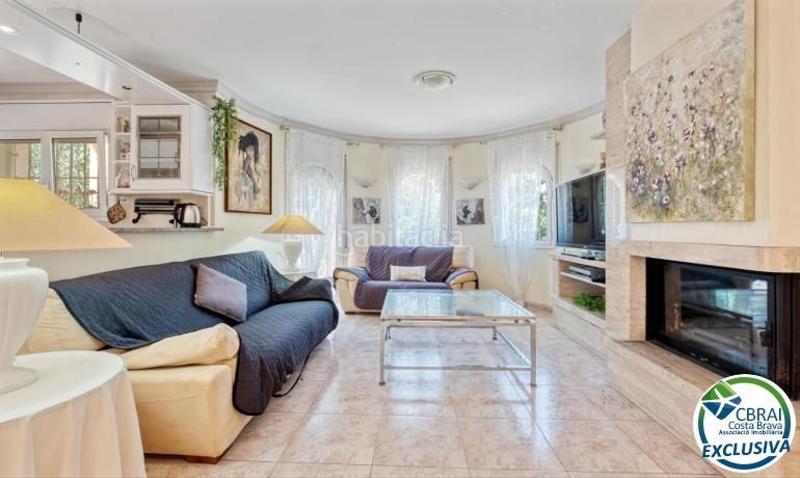 Foto 6f1b14a8-ba6a-49d3-b7d5-27bfe88aab50. Casa mas nou amplia casa con 5 dormitorios, garaje privado, jardín, terrazas y relajante jacuzzi en Empuriabrava