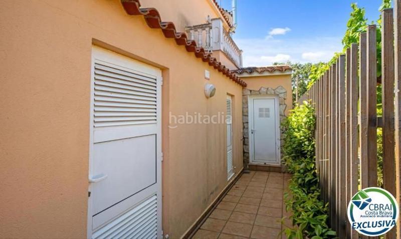 Foto 90fb2199-1164-4f77-9e7a-718919ced62e. Casa mas nou amplia casa con 5 dormitorios, garaje privado, jardín, terrazas y relajante jacuzzi en Empuriabrava