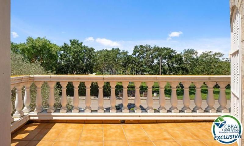Foto a187b146-a0ad-4931-9cd0-7eeb64764e21. Casa mas nou amplia casa con 5 dormitorios, garaje privado, jardín, terrazas y relajante jacuzzi en Empuriabrava