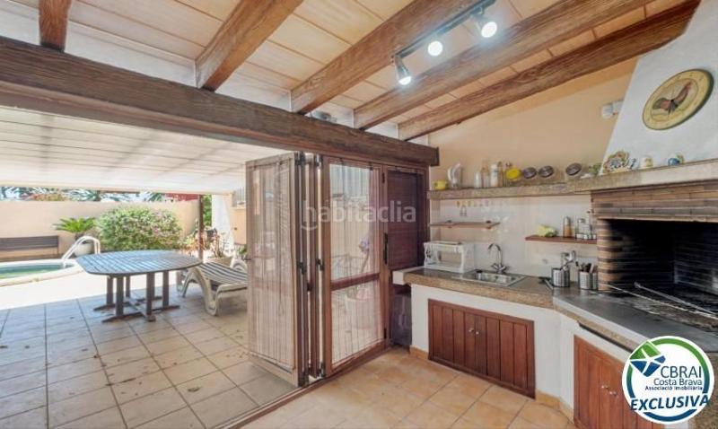 Foto a73ee585-4d45-433a-a0f8-2a0453b460eb. Casa mas nou amplia casa con 5 dormitorios, garaje privado, jardín, terrazas y relajante jacuzzi en Empuriabrava