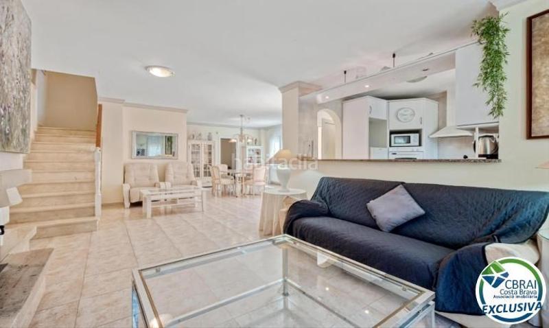 Foto b0fe7989-6ac1-4db4-9c75-5723569697c0. Casa mas nou amplia casa con 5 dormitorios, garaje privado, jardín, terrazas y relajante jacuzzi en Empuriabrava