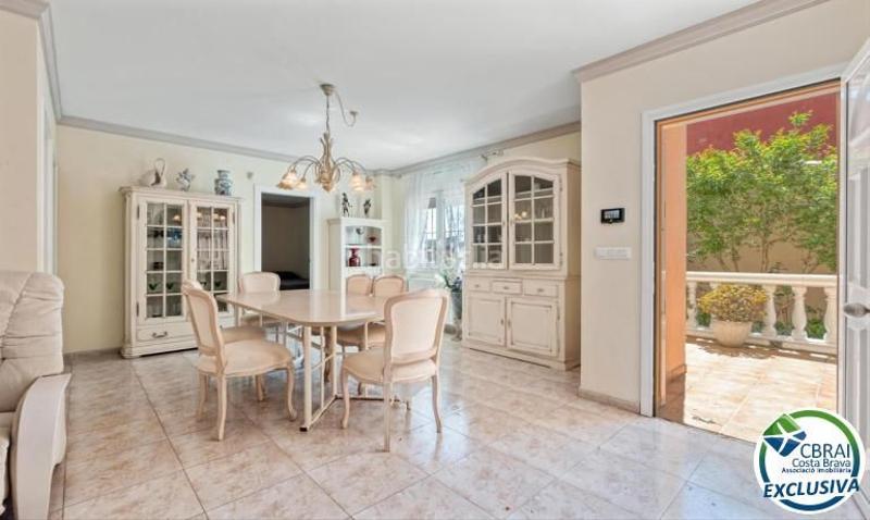 Foto f1ffd490-c2b7-4759-aef7-b287d5d694fa. Casa mas nou amplia casa con 5 dormitorios, garaje privado, jardín, terrazas y relajante jacuzzi en Empuriabrava