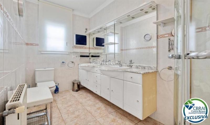 Foto fd35a5b5-cd45-4e18-b0e1-ed8e2e666487. Casa mas nou amplia casa con 5 dormitorios, garaje privado, jardín, terrazas y relajante jacuzzi en Empuriabrava