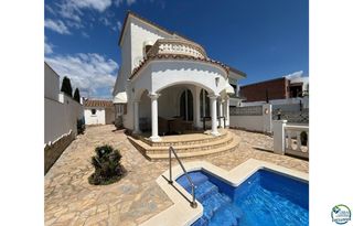 Casa  Noguera. En venta casa al canal orientaci�n sudeste , terreno de 542m2 y