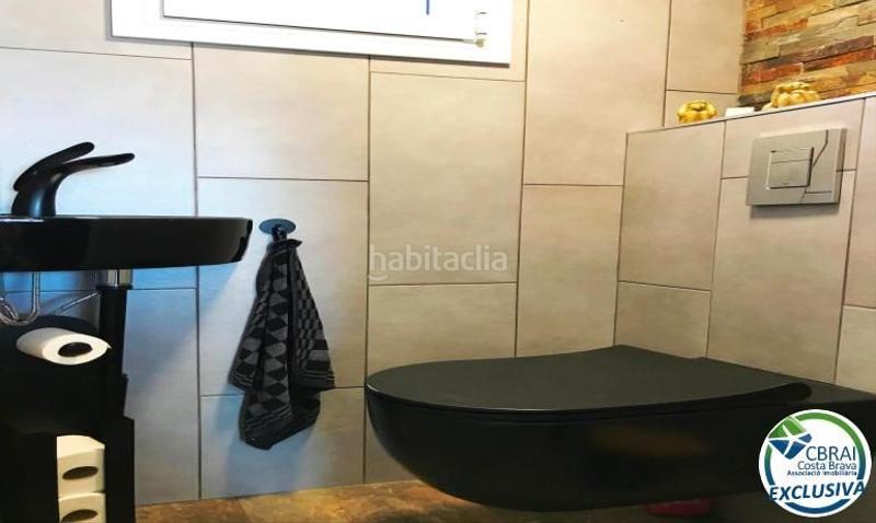 Foto 061ff196-e11e-4fed-b4ee-4a7b6eed6fa7. Apartamento en plaça del llevant 3 ático totalmente reformado en venta en el centro , cerca de la playa en Roses