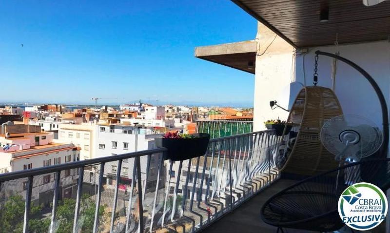 Foto 8351ef7b-e170-4be8-8c46-696ed64eb5bf. Apartamento en plaça del llevant 3 ático totalmente reformado en venta en el centro , cerca de la playa en Roses
