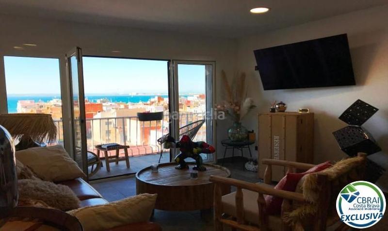 Foto 9017c2ae-3c29-4a50-aad4-93c751527e15. Apartamento en plaça del llevant 3 ático totalmente reformado en venta en el centro , cerca de la playa en Roses
