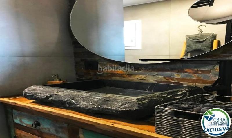 Foto 9b342536-535d-4f0b-a49b-cca730ee9044. Apartamento en plaça del llevant 3 ático totalmente reformado en venta en el centro , cerca de la playa en Roses