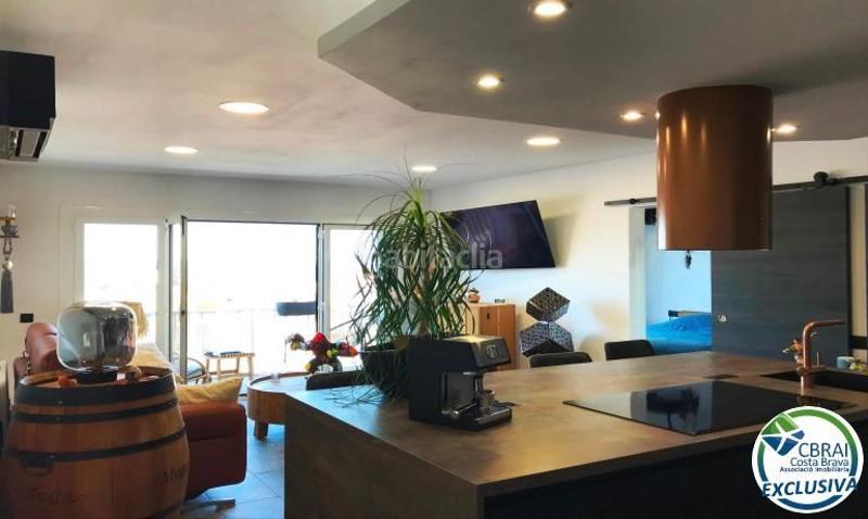 Foto ce4a90ee-26c3-4831-9def-29a0ec813d12. Apartamento en plaça del llevant 3 ático totalmente reformado en venta en el centro , cerca de la playa en Roses