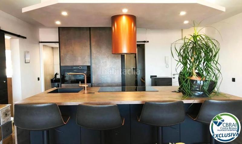 Foto d333ce20-77d0-4b1b-8387-777a68094e49. Apartamento en plaça del llevant 3 ático totalmente reformado en venta en el centro , cerca de la playa en Roses