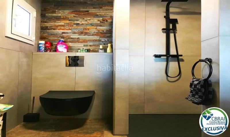 Foto e0f36980-c7da-4d6e-8adc-6b1eddd8e46e. Apartamento en plaça del llevant 3 ático totalmente reformado en venta en el centro , cerca de la playa en Roses