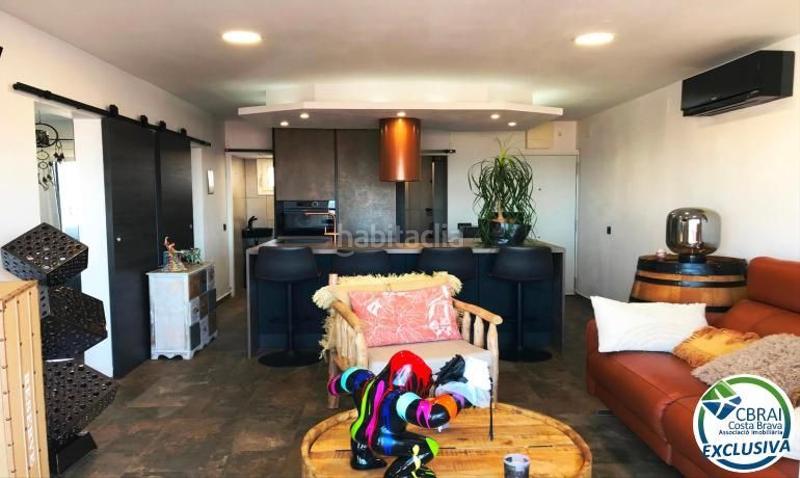 Foto f6606564-57f4-4793-998c-c75d6198027d. Apartamento en plaça del llevant 3 ático totalmente reformado en venta en el centro , cerca de la playa en Roses