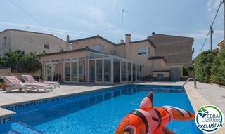 Maison à Puigmal 24. Casa grande con piscina, garaje en lote de esquina en zona tranq