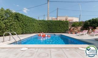 Casa a Puigmal 24. Casa grande con piscina, garaje en lote de esquina en zona tranq