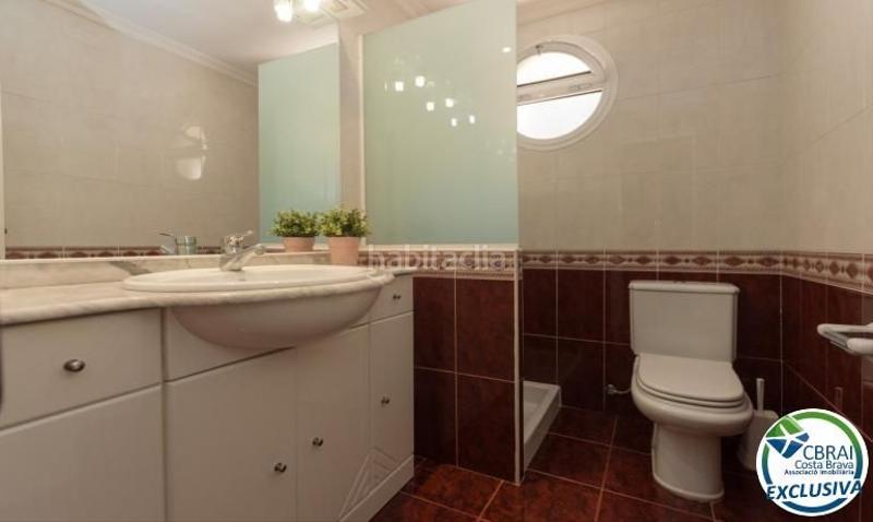 Foto 12bfa2c6-db5e-4a3f-ba7b-dd8bcc798f1e. Casa en puigmal 24 casa grande con piscina, garaje en lote de esquina en zona tranquila. en Roses