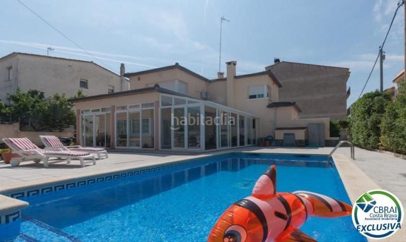 Foto 181dc45d-d62f-4128-a6bb-20f32e0503c4. Casa en puigmal 24 casa grande con piscina, garaje en lote de esquina en zona tranquila. en Roses
